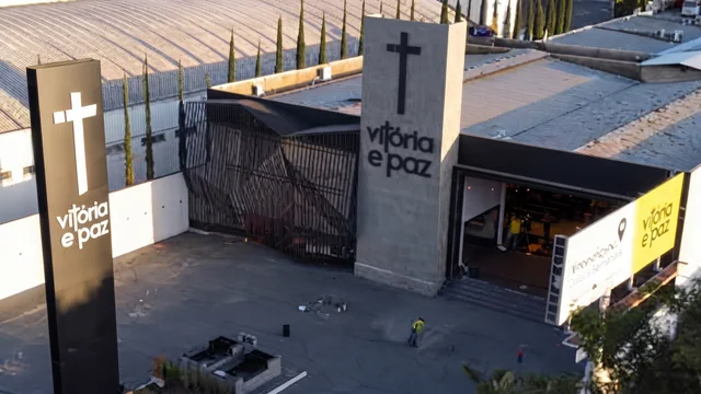 Vista aérea da sede da Comunidade Vitória e Paz, com as duas torres identificadas e a entrada principal.