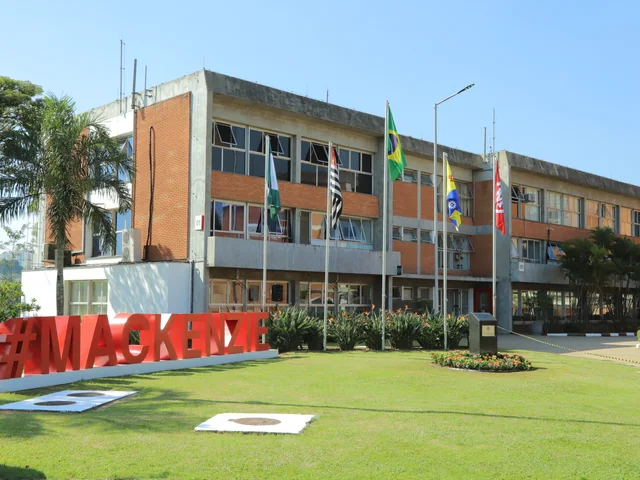 Campus do Instituto Presbiteriano Mackenzie, com o letreiro da instituição no gramado da entrada.